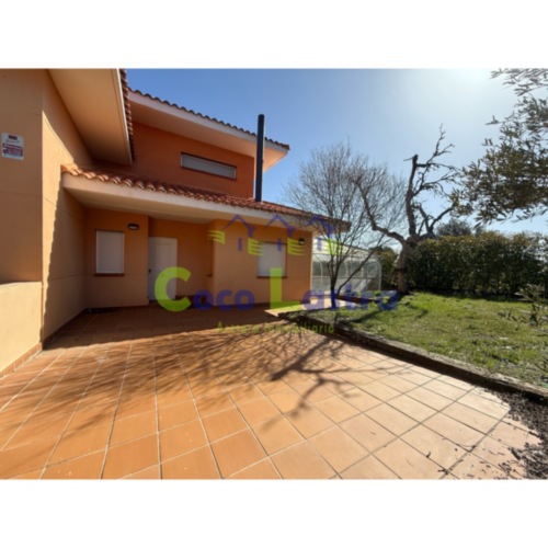Fachada vivienda piscina